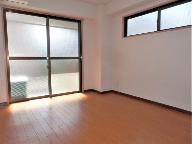 【居間・リビング】 | みずきコート | 角部屋で明るいお部屋です。