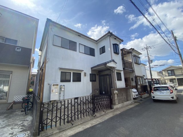 枚方市東船橋２丁目の中古一戸建の外観|嬉しい車庫付き一戸建てです