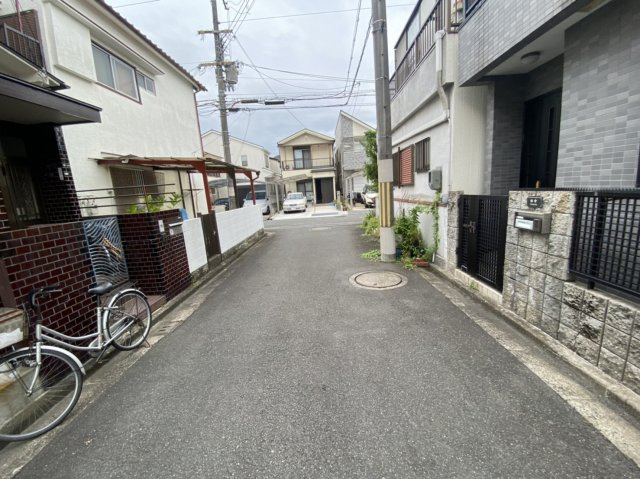 枚方市東船橋2丁目　中古戸建ての前面道路含む現地写真