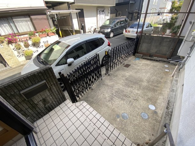 枚方市東船橋2丁目　中古戸建ての駐車場|駐車場があるので、車を買う予定の方も安心です