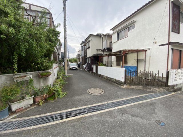 枚方市東船橋2丁目　中古戸建ての前面道路含む現地写真