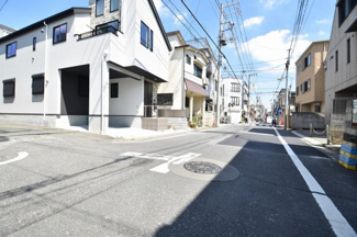 【前面道路含む現地写真】 | 東側6.9ｍ公道・南側4ｍ私道　東南角地の開放感を是非ともご体感下さい。