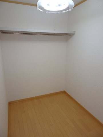 中古戸建　大東市灰塚5丁目（平成18年築）の収納|WIC（納戸）