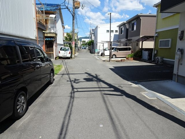 中古戸建　大東市灰塚5丁目（平成18年築）の前面道路含む現地写真