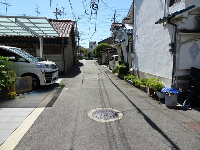 中古戸建　大東市灰塚5丁目（平成18年築）の前面道路含む現地写真