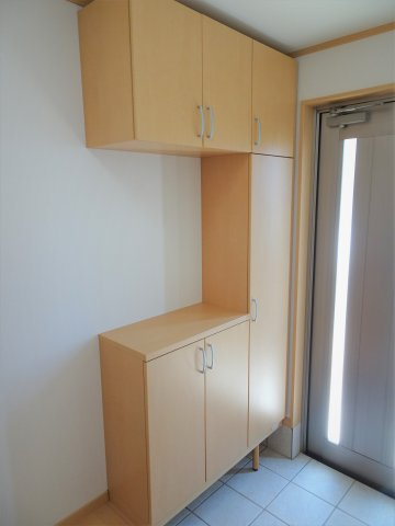 中古戸建　大東市灰塚5丁目（平成18年築）の玄関|玄関収納