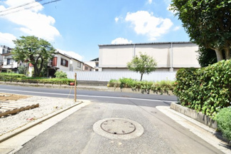 【前面道路含む現地写真】 | 現地見学や資料請求などお気軽にお問合わせ下さい。
周辺環境とあわせて現地ご案内致します。