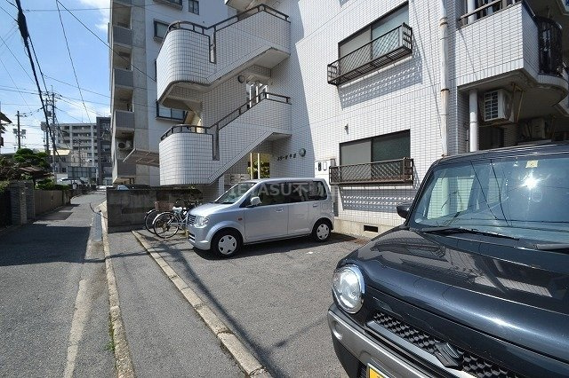 スリーゼ牛田の駐車場