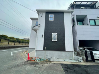 【前面道路含む現地写真】 | 浅香山小・新築一戸建て・北東角地・堺市堺区香ヶ丘町2丁 | きれいな外観です