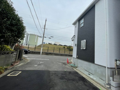 【前面道路含む現地写真】 | 浅香山小・新築一戸建て・北東角地・堺市堺区香ヶ丘町2丁 | 前面道路含む現地写真です