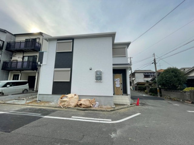 【前面道路含む現地写真】 | 浅香山小・新築一戸建て・北東角地・堺市堺区香ヶ丘町2丁 | 前面道路含む現地写真です