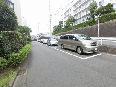 【駐車場】 | 向ヶ丘遊園センチュリータウン３号棟 | 平置駐車場です。