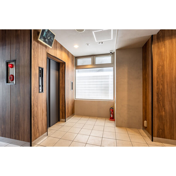 リードエイジ北浜　BRAVI不動産のロビー