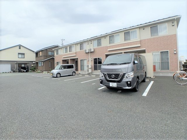 ハーモニーズの駐車場