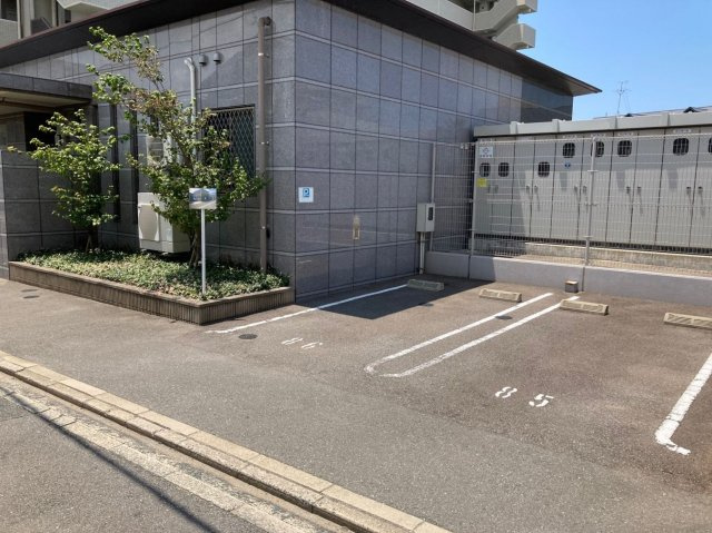 アルファステイツ箱崎の駐車場