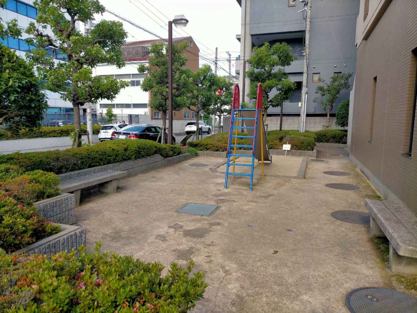 ファミール深江橋アーバンステージのその他共用部分|マンション敷地内にはベンチや小さなお子様の遊ぶ遊具のあるちょっとした公園がございます。