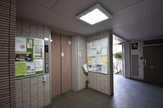 【その他共用部分】 | お買い物時やベビーカーの出し入れに便利なエレベーター付です。