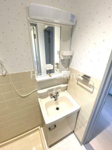 北島ハイツの洗面所|朝の支度にも助かる、独立の洗髪洗面化粧台