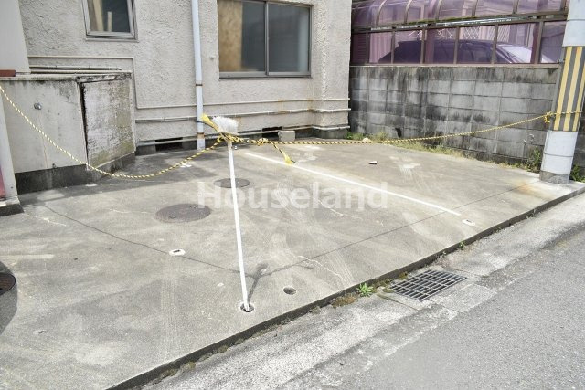 マンション若草の駐車場