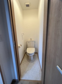 【トイレ】 | ※画像は別部屋の同間取となり、建具・床色等が異なる可能性があります。