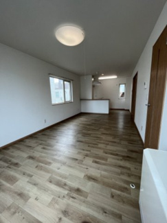 【居間・リビング】 | ※画像は別部屋の同間取となり、建具・床色等が異なる可能性があります。