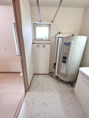 【洗面所】 | SANTUARIO Ⅰ | 窓の付いた洗面明るい洗面所です