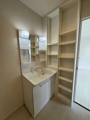 【独立洗面台】 | i-town 雅 | ※同間取りの別部屋になりますので、床色・建具色が異なる場合がございます。