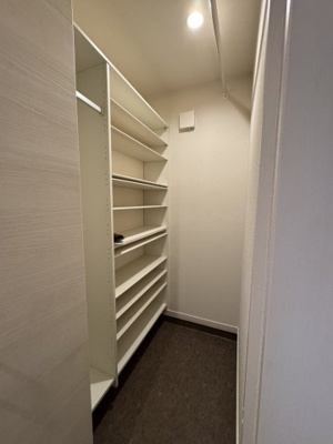 【収納】 | i-town 雅 | ※同間取りの別部屋になりますので、床色・建具色が異なる場合がございます。