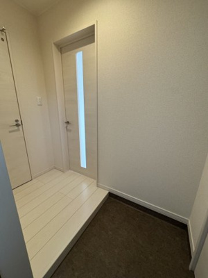 【玄関】 | i-town 雅 | ※同間取りの別部屋になりますので、床色・建具色が異なる場合がございます。