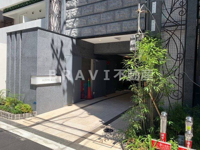 ラ フォルム鎗屋町　BRAVI不動産のエントランス|【ラ　フォルム鎗屋町】落ち着いたエントランスです