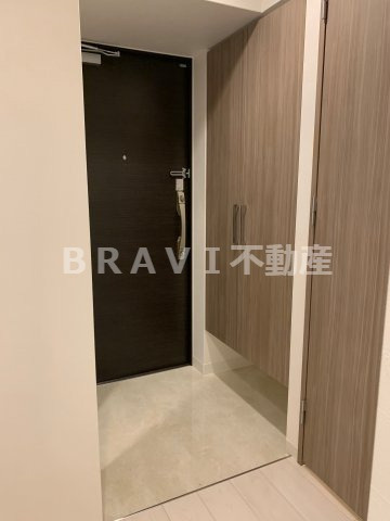 ラ フォルム鎗屋町　BRAVI不動産の玄関|【ラ　フォルム鎗屋町】明るい玄関です