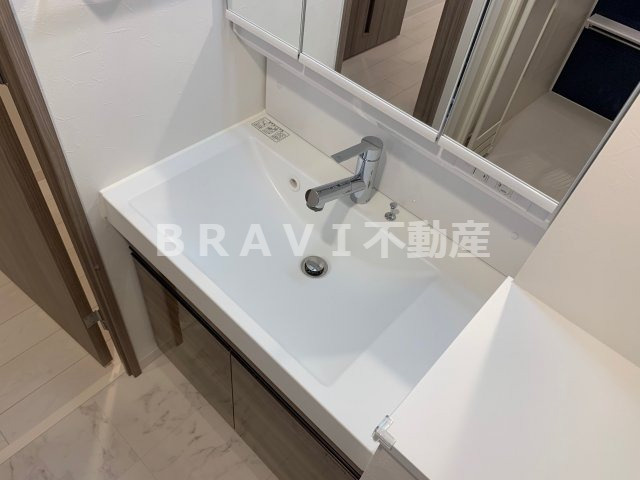 ラ フォルム鎗屋町　BRAVI不動産の独立洗面台|【ラ　フォルム鎗屋町】独立洗面台、小物を置くことができて便利です