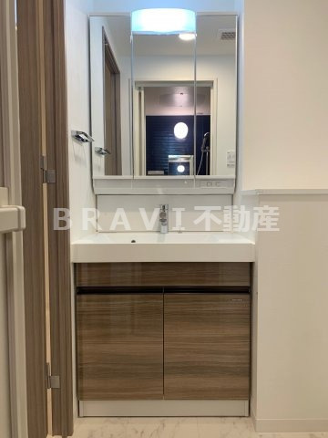 ラ フォルム鎗屋町　BRAVI不動産の独立洗面台|【ラ　フォルム鎗屋町】独立洗面化粧台が付いています