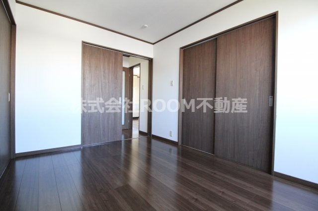 ジュン・タカオの寝室|落ち着いた色調の寝室です