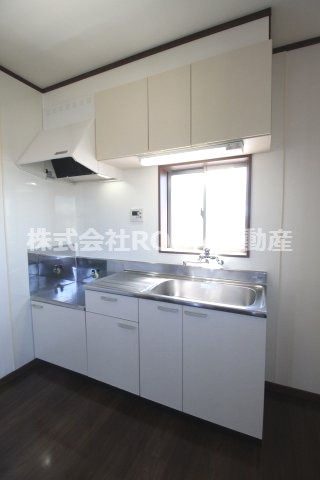 ジュン・タカオのキッチン|コンパクトなキッチンで掃除もラクラク