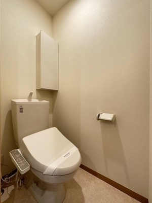 【トイレ】 | カスターニャ | トイレは温水洗浄便座付き♪人気のバストイレ別です♪トイレが独立していると使いやすいですよね☆小物を置ける便利な棚も付いています♪
