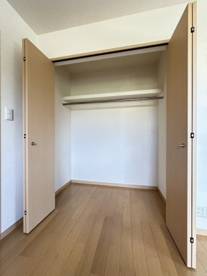 【収納】 | カスターニャ | 角部屋洋室6帖のお部屋にあるクローゼットです！かさばりやすいコートなどもハンガー掛けができてすっきり片付きます♪
