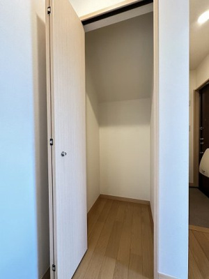 【収納】 | カスターニャ | 廊下にある収納スペースです！高さのある収納で、かさ張るお掃除用品などもすっきり収納できて便利！