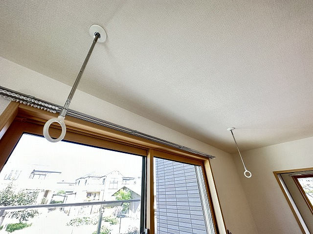 【設備】 | カスターニャ | 角部屋洋室6帖のお部屋にある室内物干しです！雨の日やお出掛け時の室内干しにとても便利☆花粉や梅雨の時期に重宝しますね♪