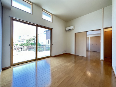 【居間・リビング】 | カスターニャ | 南東向きリビングダイニングキッチン12.5帖☆専用庭に繋がる角部屋です！エアコン付きで1年中快適に過ごせますね☆天井が高く、開放感のあるお部屋です◎