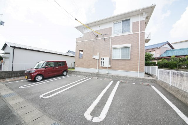 メゾン　ラダーの駐車場