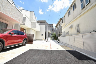 【前面道路含む現地写真】 | 幼稚園、小中学校が徒歩圏内にあり子育ても安心！