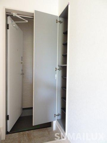 熊本市中央区黒髪５丁目のアパートの玄関