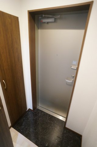 アンプルールフェールエタンセルマン昆陽の玄関