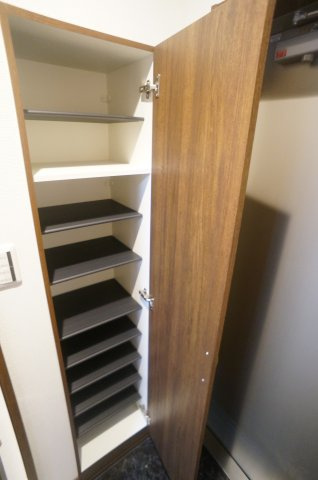 アンプルールフェールエタンセルマン昆陽の玄関