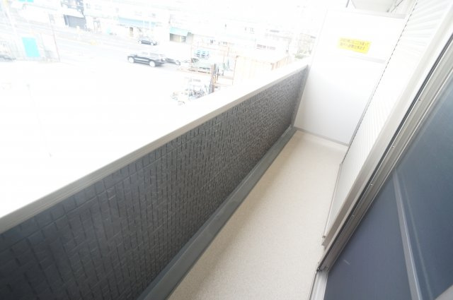 アンプルールフェールエタンセルマン昆陽のバルコニー