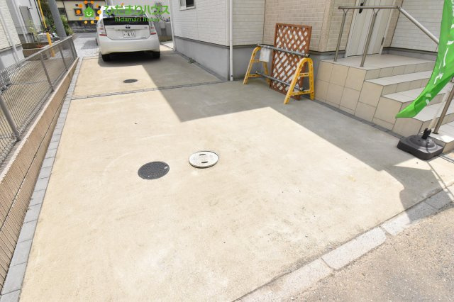 西区高木　中古一戸建ての駐車場|ゆとりある駐車スペースは、親戚や友達が遊びにきても敷地内に駐車でき、近所に迷惑かけなくてすみます。