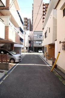 【前面道路含む現地写真】 | 道路幅員4.1ｍございますので、ゆとりを持って通行できますね！