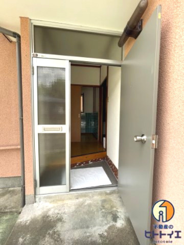 コガコーポの玄関