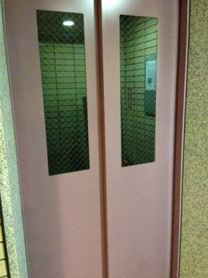 【その他共用部分】 | ネオマイム川崎本町 | お買い物時やベビーカーの出し入れに便利なエレベーター付です。